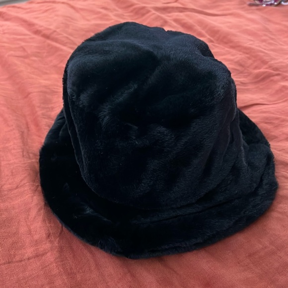 Black fluffy bucket hat - Picture 1 of 4